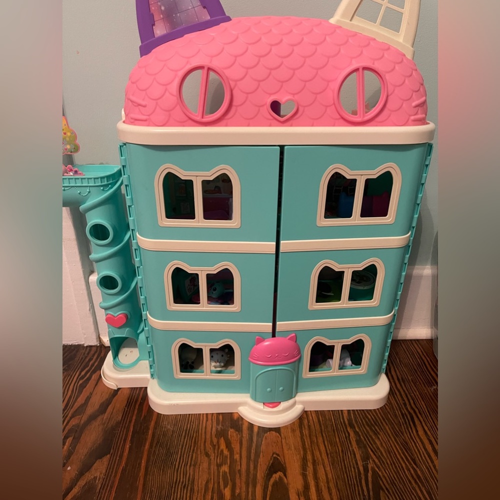 Gabbys dollhouse with extra figure set